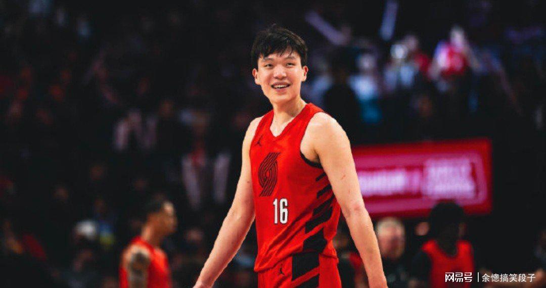 杨瀚森6分4板开拓者大胜，被抱摔吃T需更强硬