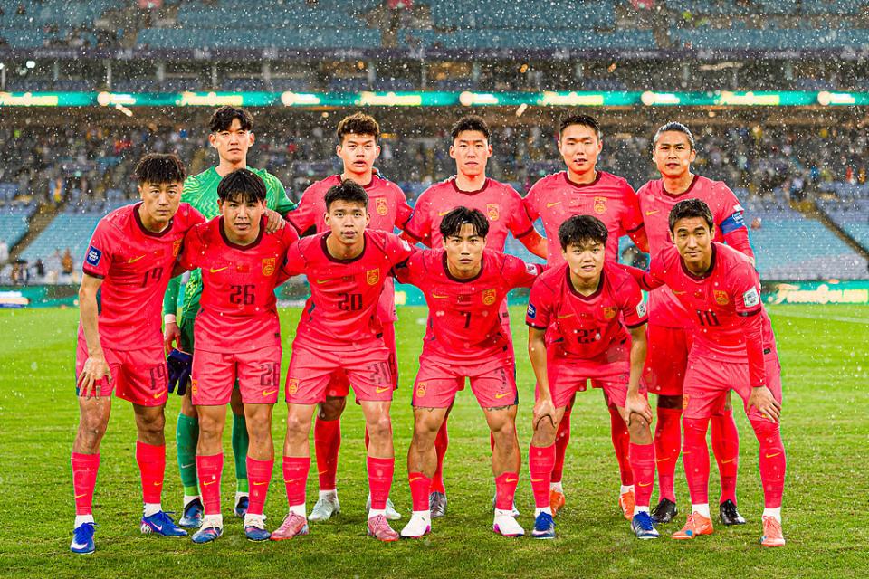 国足VS喀麦隆首发：更换2人！6位U23先发，胡荷韬+吾米提江登场