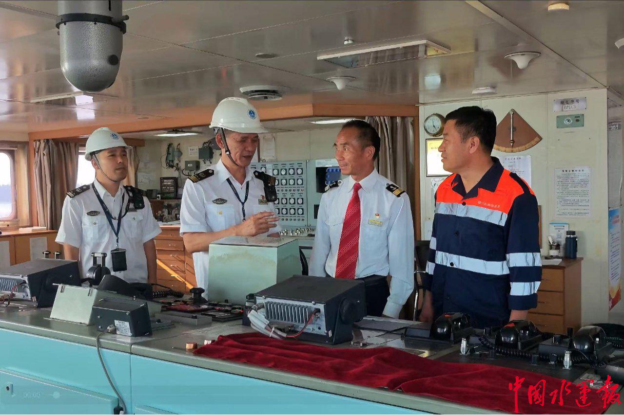 麦贰给船长做安全提醒。陈秋宁 摄
