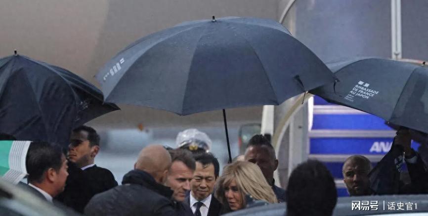 法国明确站队？马克龙当着高市的面承诺：邀请函不会给中国发！