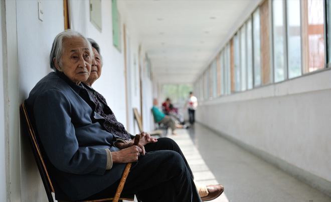 82岁大妈：先后请了5个住家保姆，才发现请保姆养老根本不靠谱