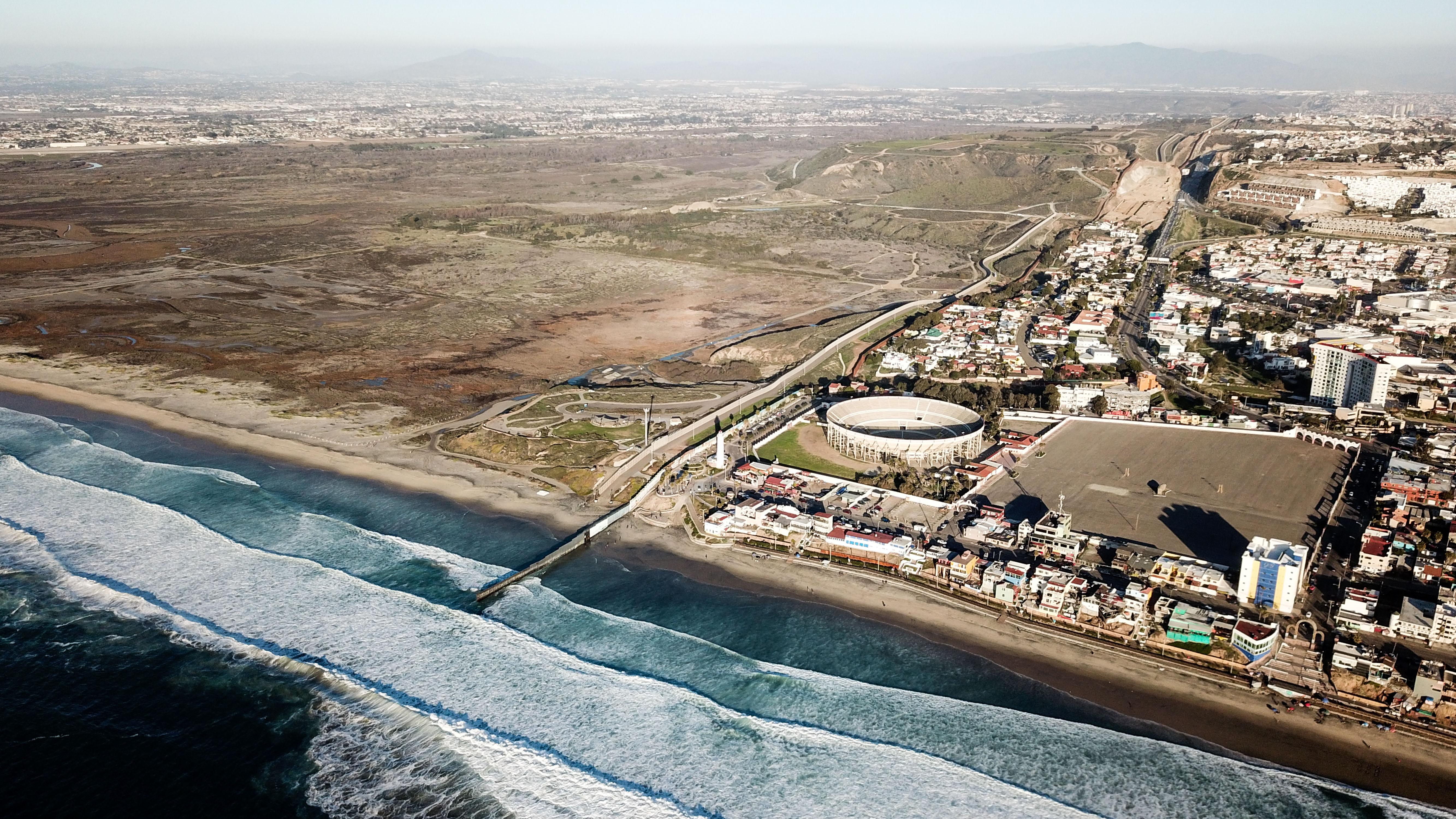 　　这是2019年1月10日在墨西哥边境城市蒂华纳航拍的美墨边境墙。新华社记者辛悦卫摄