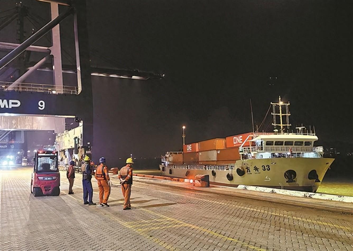 海峡公共支线平台船舶靠泊厦门港。（厦门集装箱码头集团 供图）