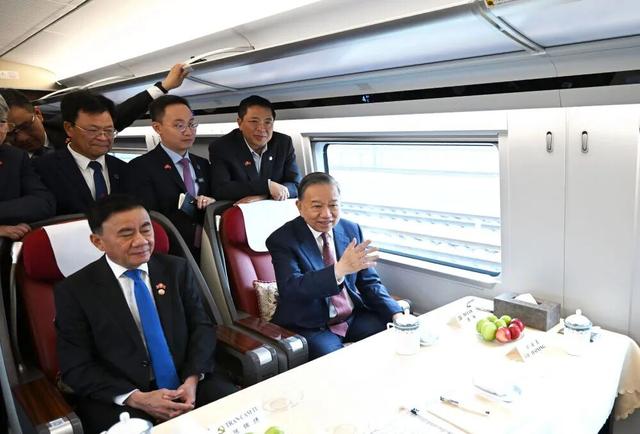 2400公里，从雄安到南宁：苏林这趟高铁坐下来，越南天平已经倾斜