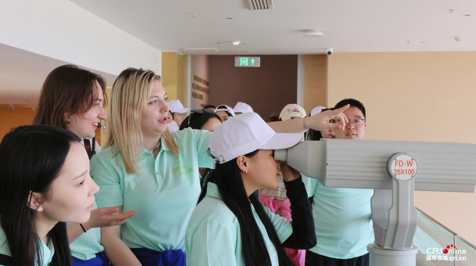 在沙漠科学馆学生们用望远镜观看远处沙漠景观