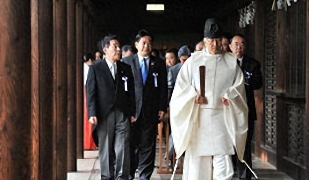 拜鬼结束，高市离开神社，中国发起第四波反击，解放军或增派航母
