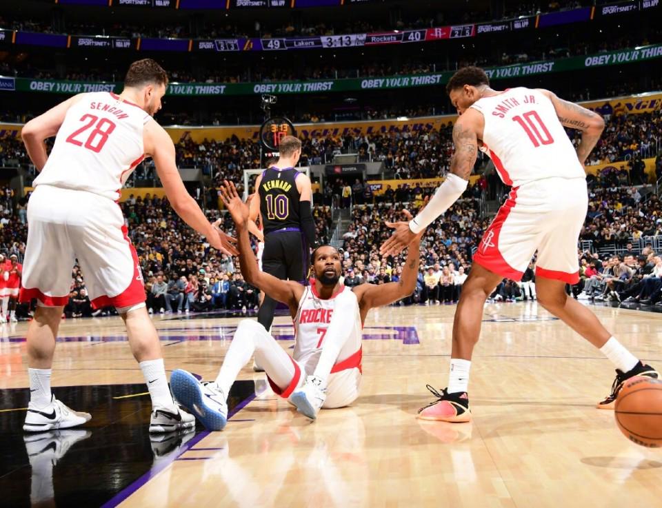 杜兰特里程悲，詹姆斯28+8+7！湖人再胜火箭，系列赛2-0领先