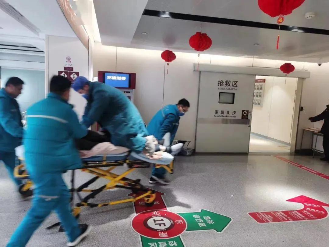 不焯水等于“服毒”！武汉5人吃一盘菜全被放倒，路边拦警车求助