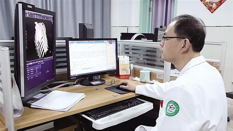 南皮县人民医院医生通过“医共体平台”查看乡镇卫生院上传的患者资料。王建宏 摄