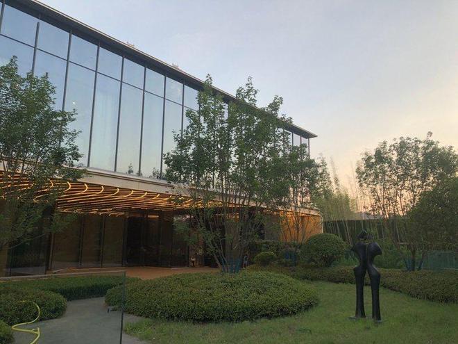 万科松湖隐秀位于长沙松雅湖之滨，环境得天独厚。设计旨在构建面