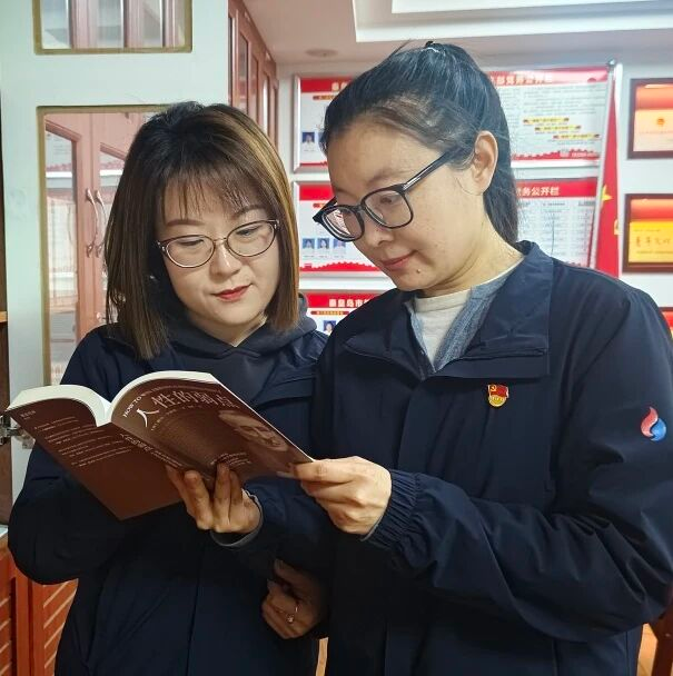 党委书记、董事长黄明利现场赠书，墨香寄情暖人心。