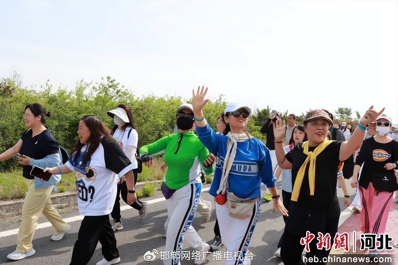 图为健身爱好者在观岭山风景道健步走。 卢子涵 摄