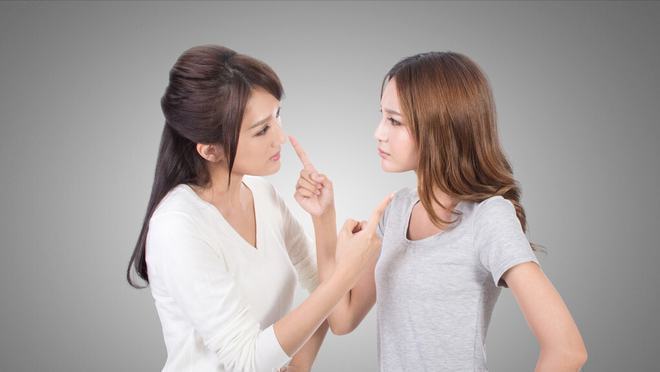 “不下蛋的鸡终于滚了”婆婆发圈庆祝儿子离婚，过后慌了