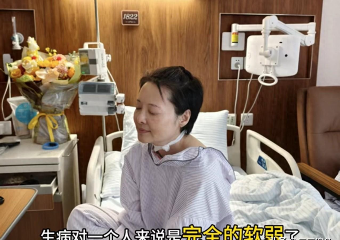 袁立素颜亮相，坐在病床上澄清两件事，自曝和朱媛媛是好友