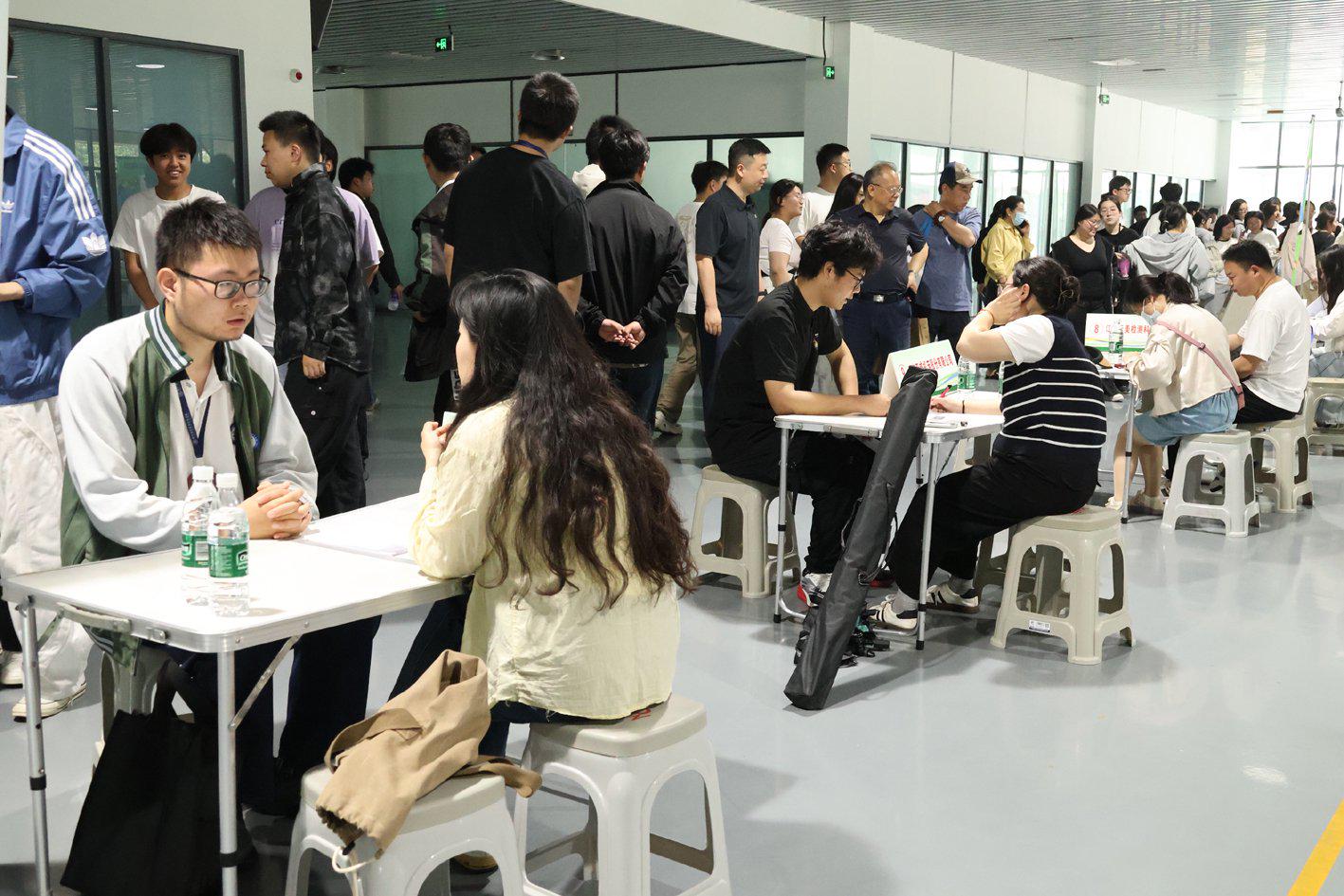 双选会现场。刘冠霖 摄