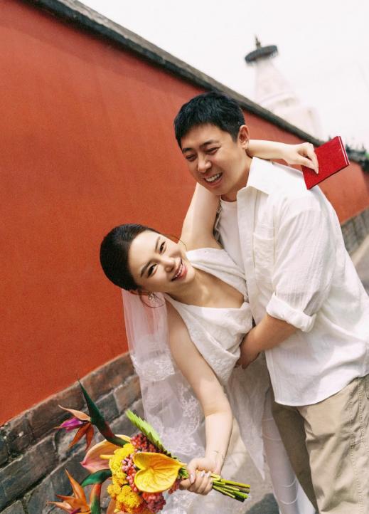 “爱笑兄弟”肖旭结婚,与女友恋爱7年在北京领证,老婆长相出众 “爱笑兄弟”肖旭结婚,与女友恋爱7年在北京领证,老婆长相出众