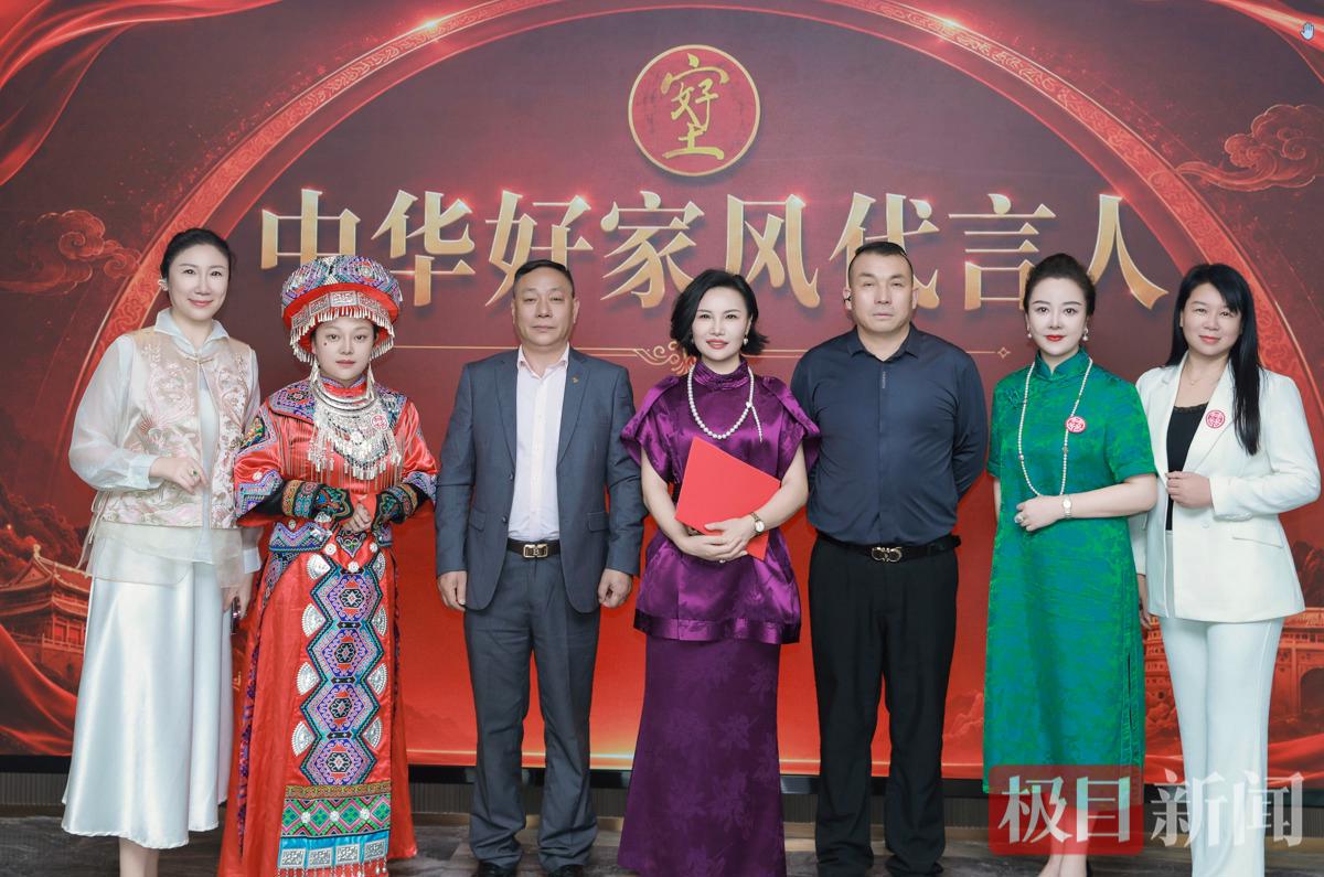 活动现场举行了暖心的授牌仪式