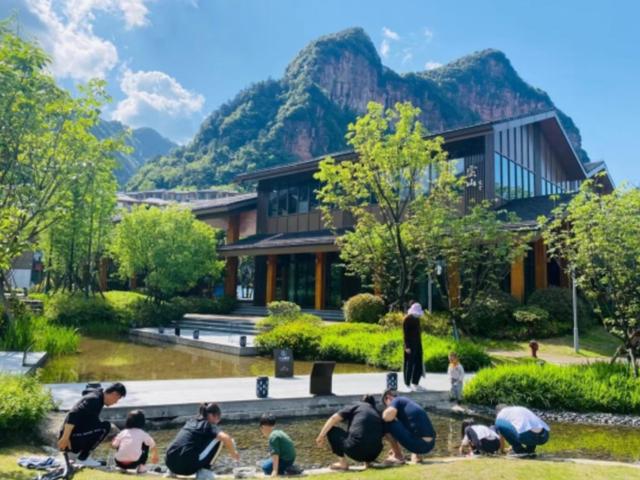 游客在度假区内游玩。重庆市江津区四面山管理委员会供图