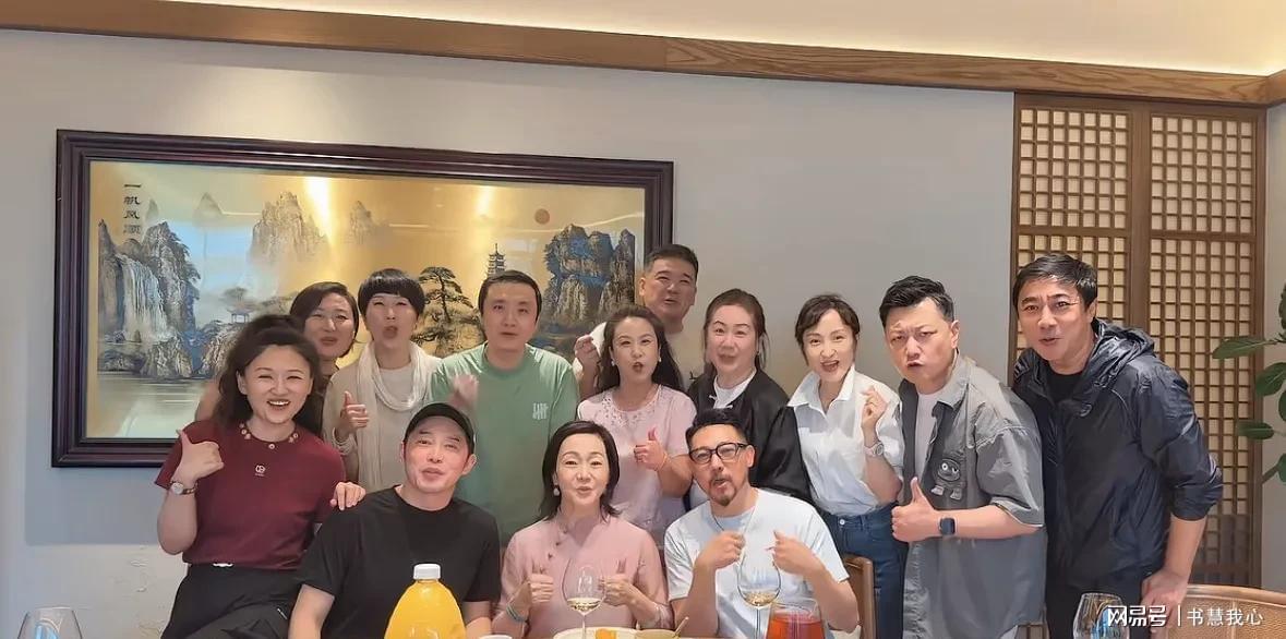 沙溢参加同学会，往那一坐还是最帅的那个，就是帽子焊头上不敢摘