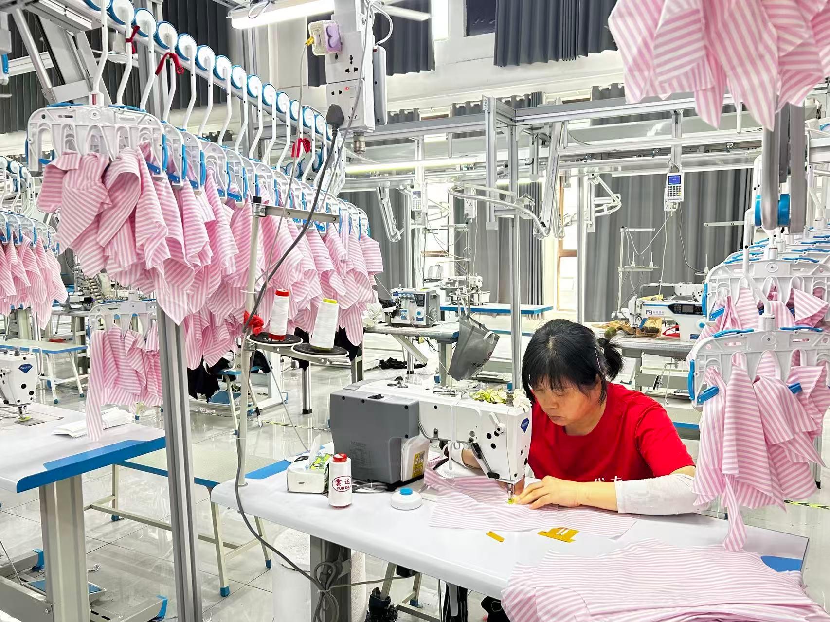 　　工人正在望江县的一家制衣工厂制作童装。新华社记者吴慧珺 摄