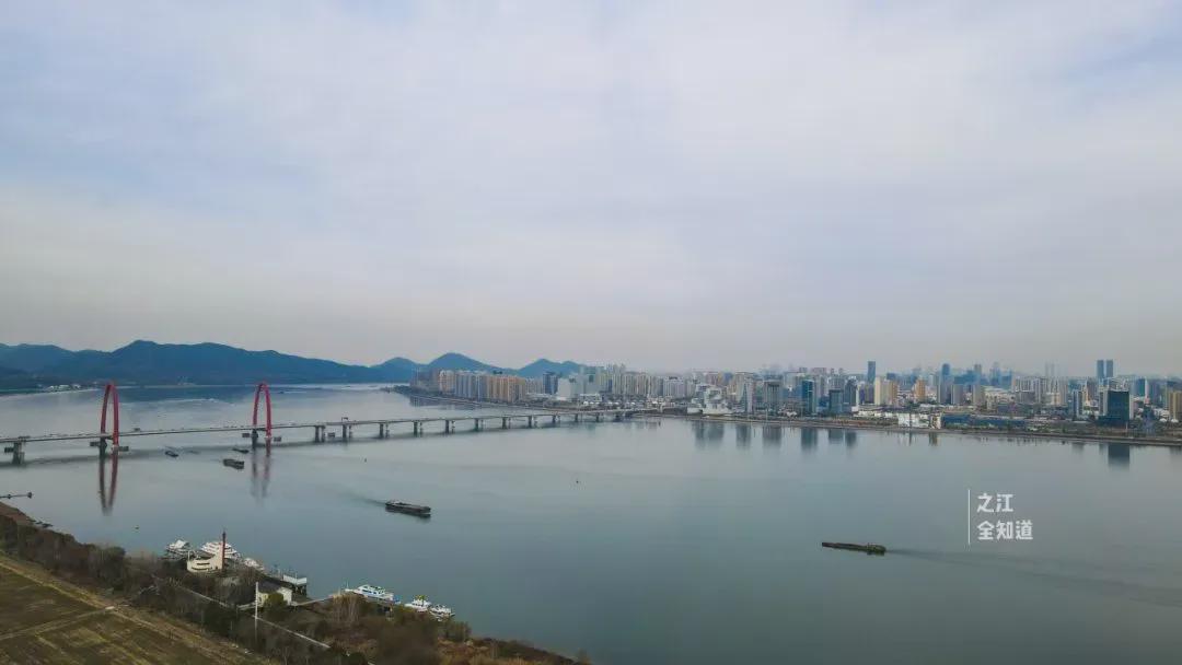 地块瞰江面的景观
