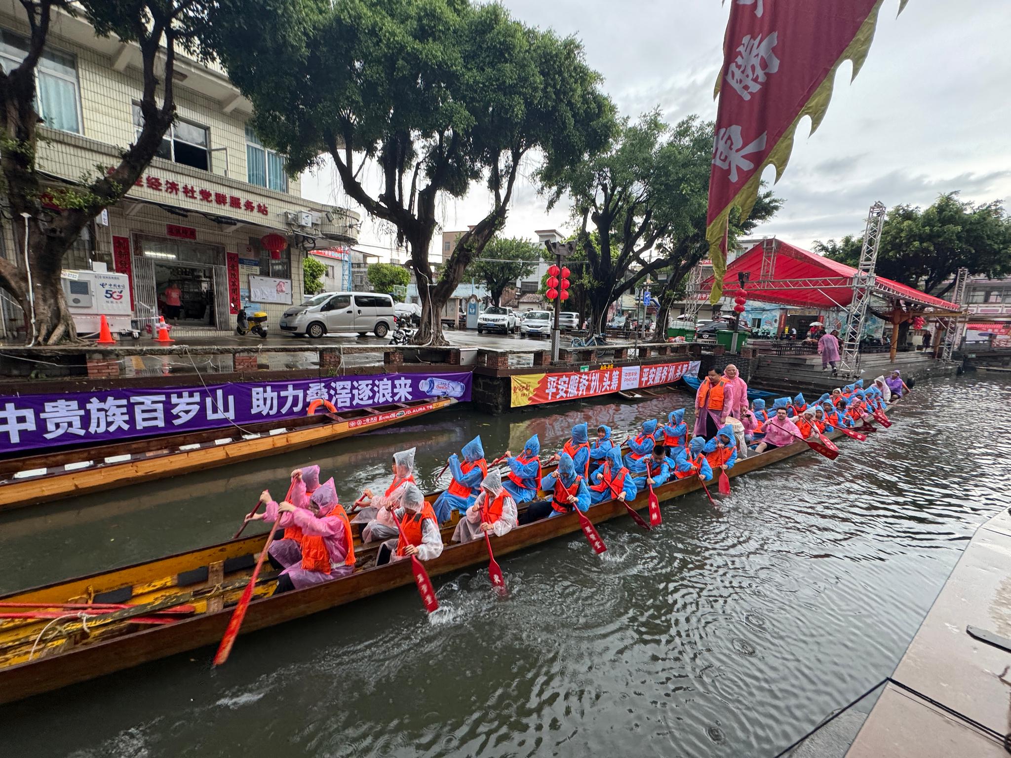 6月15日，学生们冒雨训练扒龙船。新华社记者 杨深深 摄