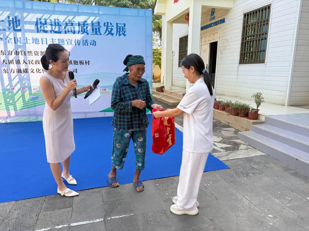 活动现场，工作人员为村民发放趣味问答礼品。东方市融媒体中心 摄