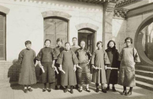 1931年，北平国立第一助产学校，杨崇瑞校长（左一）和学员