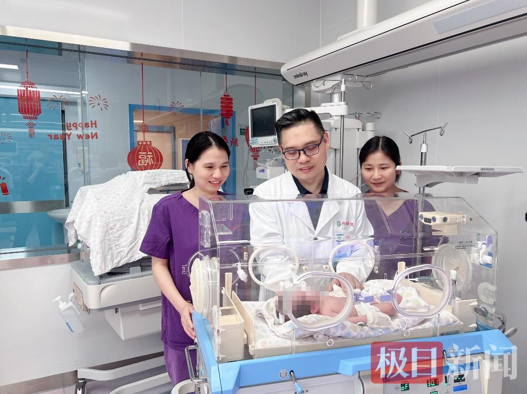 医护人员照护患儿