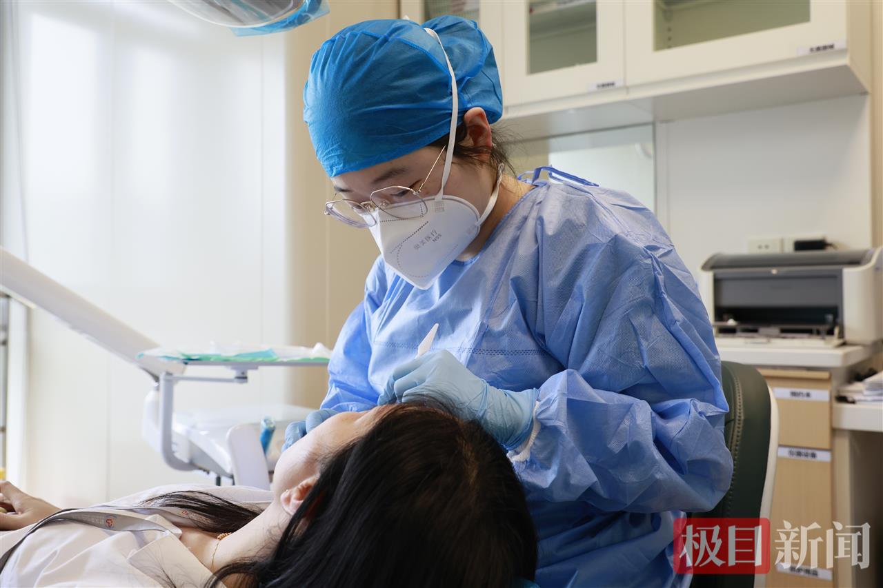 梁钰洁医生为患者治疗