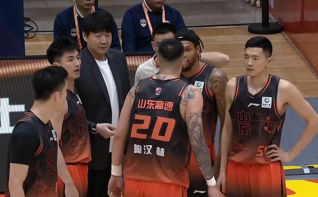 广厦男篮外援布朗遭争抢，山东男篮对其报价，和北京男篮争抢！
