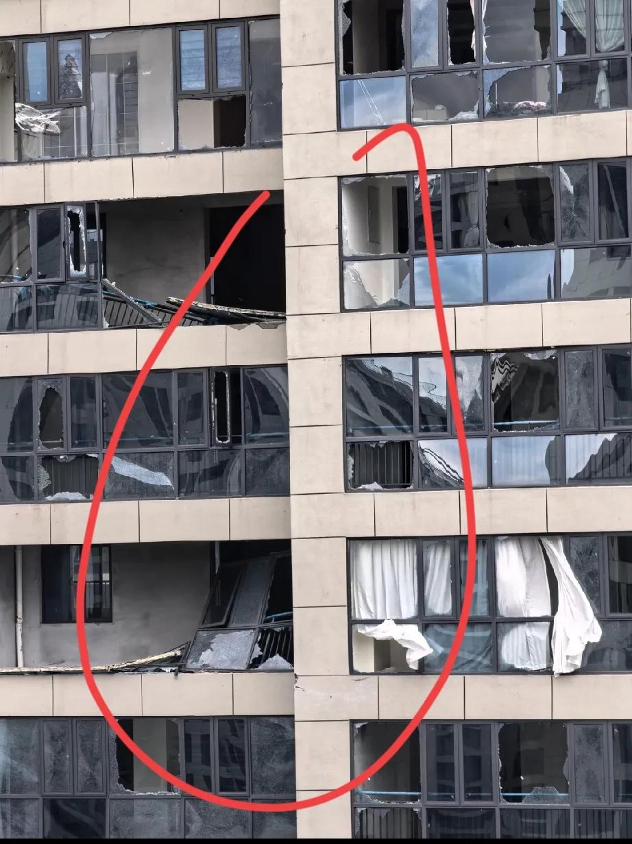 雷暴大风天气惨痛教训：暴风雨时千万不要站在客厅落地窗边上！