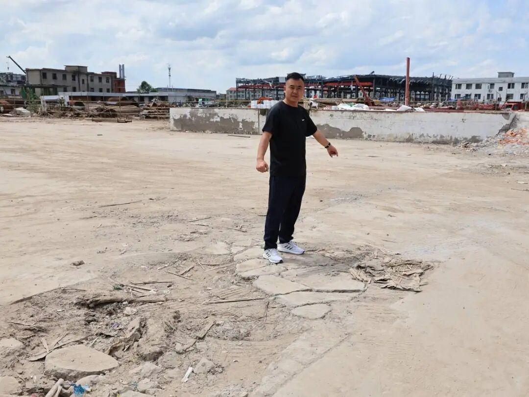 吴胜斌指着门卫室原所在地。（湖北日报全媒记者刘毅 摄）