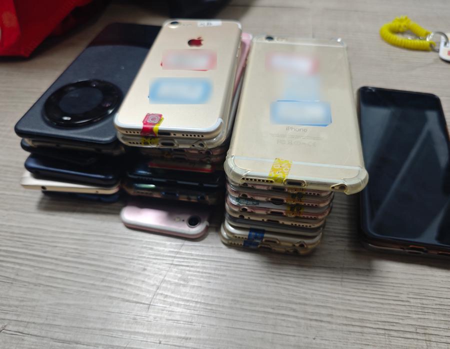 民警现场查获的部分涉案手机