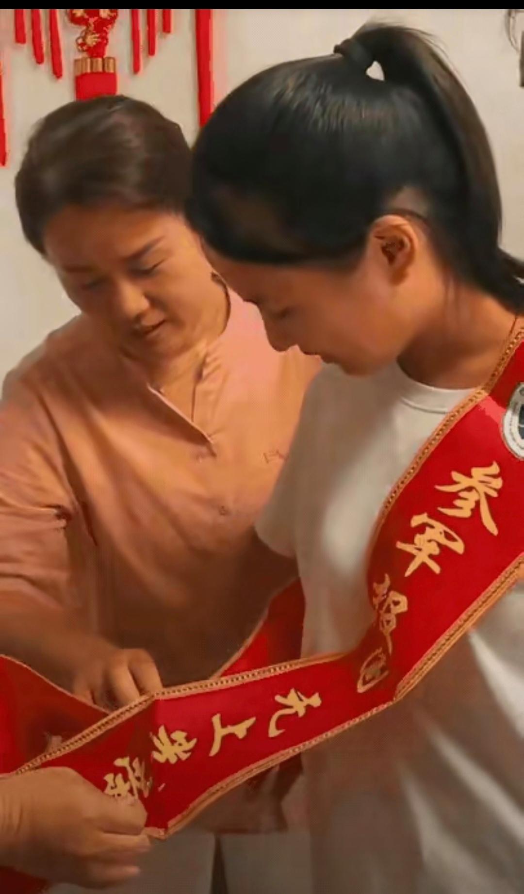 “三代从军！”山东688分女学霸放弃985选军校，师级干部敲锣打鼓送通知，这排面太硬核了！