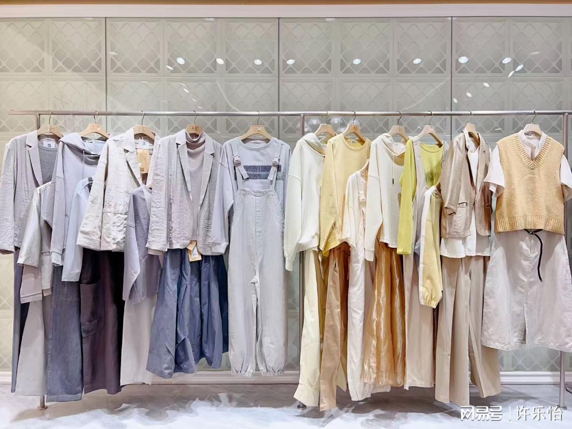 广州云拾衣服饰的陈列图