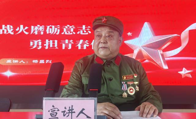 图为：参战老兵、“老山优秀战士”称号获得者杨昌烈在企业讲述战