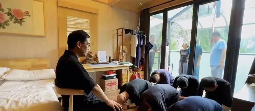 现实世界的“尊者”和电影里一模一样，只是没有陈桂林……