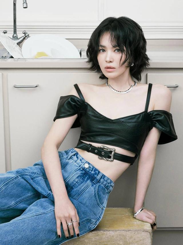 45岁宋慧乔保持少女身材！她瘦而不柴兼具成熟韵味美爆了