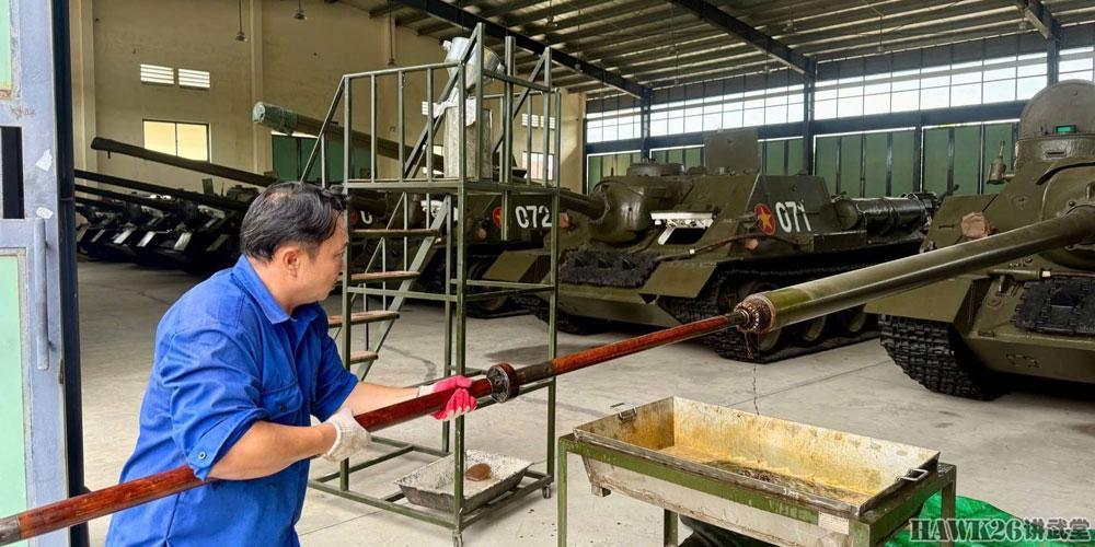 越南机械师保养SU-100坦克歼击车 二战古董装备仍是战略储备型号