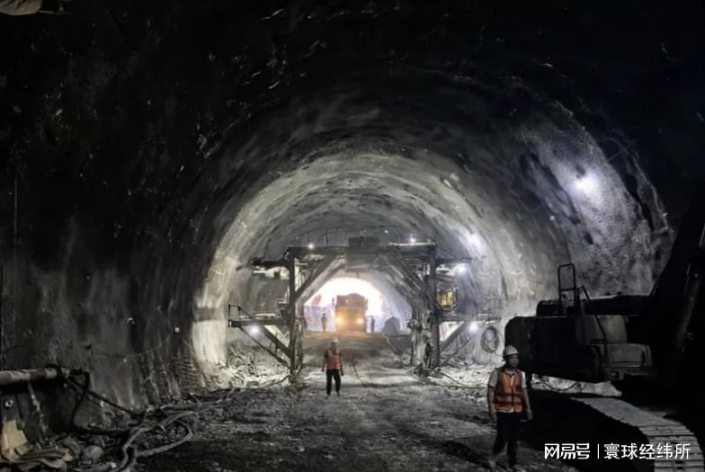 【喀喇昆仑公路改线项目中的K9隧道，已经实现贯通了】