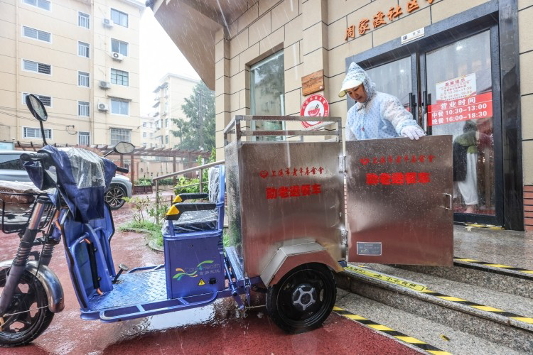 防御台风期间，周家渡街道社区长者食堂坚持“不打烊”，全力保障供餐服务。