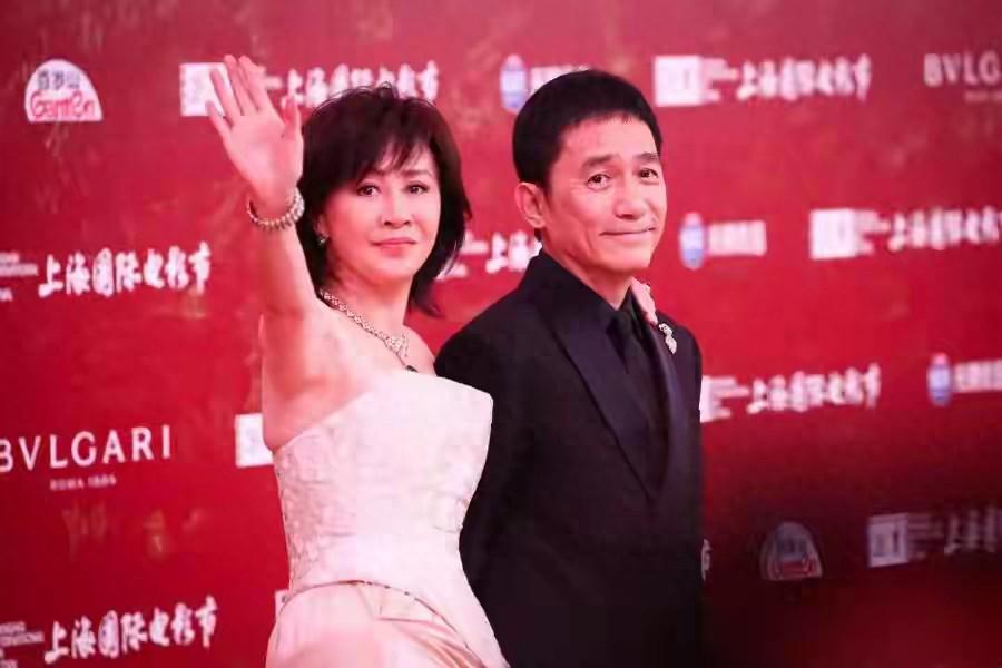 红毯上社恐、海外却自如!梁朝伟人设翻车,这次刘嘉玲也兜不住了 红毯上社恐、海外却自如!梁朝伟人设翻车,这次刘嘉玲也兜不住了