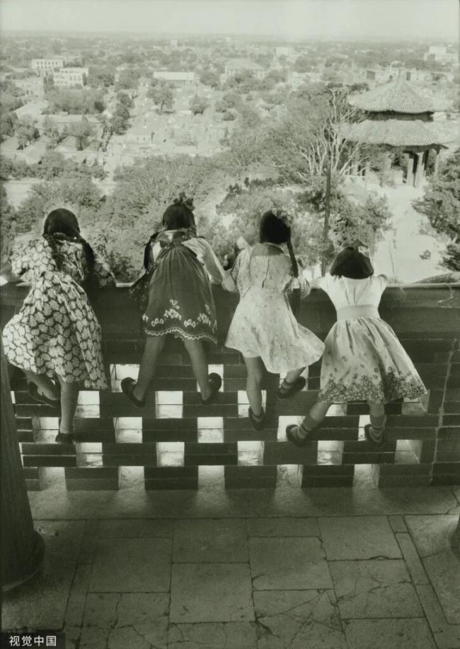 1956年，北京，景山公园的四名女孩。汤姆·哈金斯（Tom Hutchins）