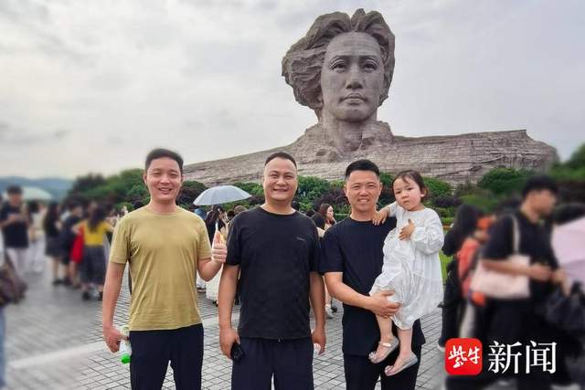 潘晓明（右一）