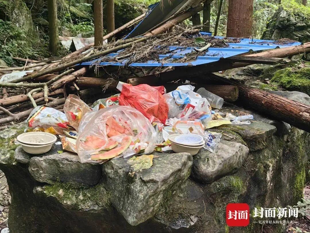 游客乱丢垃圾