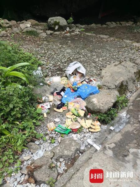游客乱丢垃圾