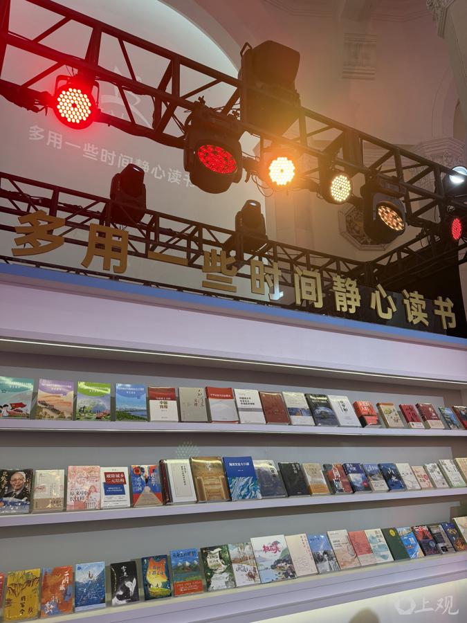 “多用一些时间静心读书”。施晨露摄