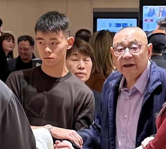 吕丽君儿子与刘銮雄合照曝光，他和姐姐小心搀扶着老父亲，甘比的两个女儿也现身在场