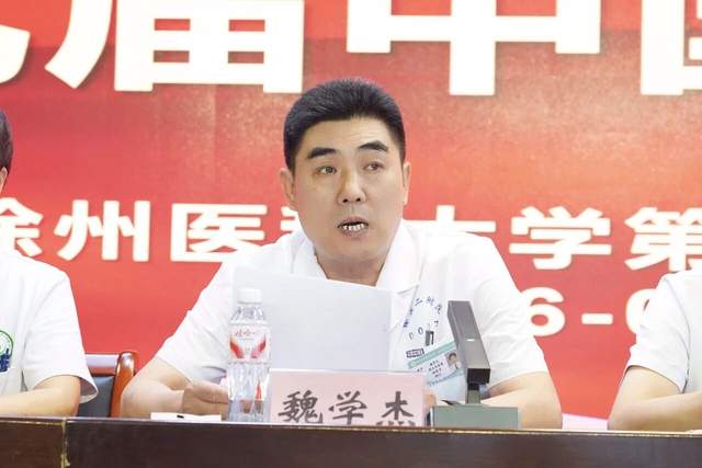 副院长魏学杰宣读表彰优秀医师的决定
